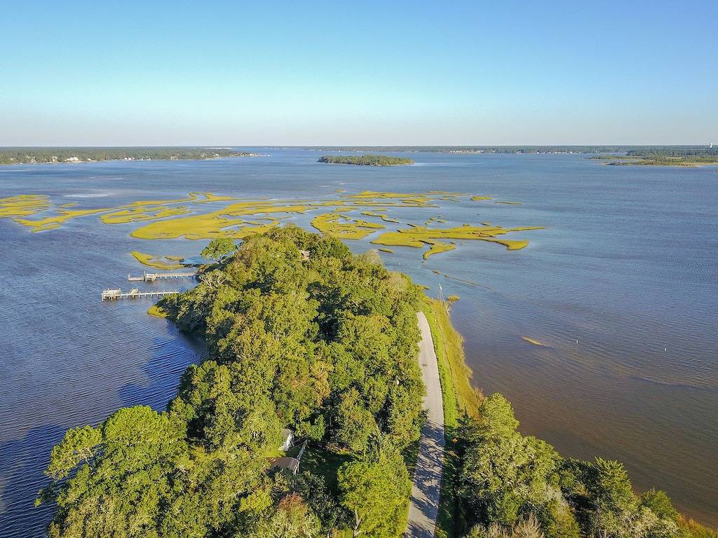 Entspannen Sie am Fluss im Cottage at Cedar Point - Kayaker's Dream! in Camp Lejeune