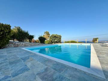 Location de vacances pour 2 personnes, avec jardin et terrasse ainsi que vue et piscine dans Drios