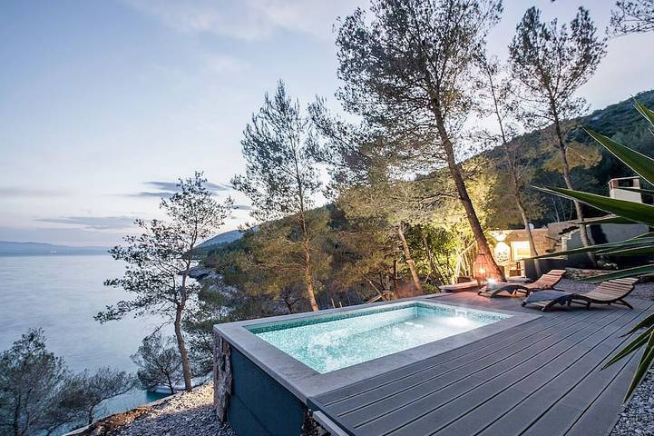 Location de vacances pour 2 personnes, avec balcon ainsi que jardin et jacuzzi en Croatie