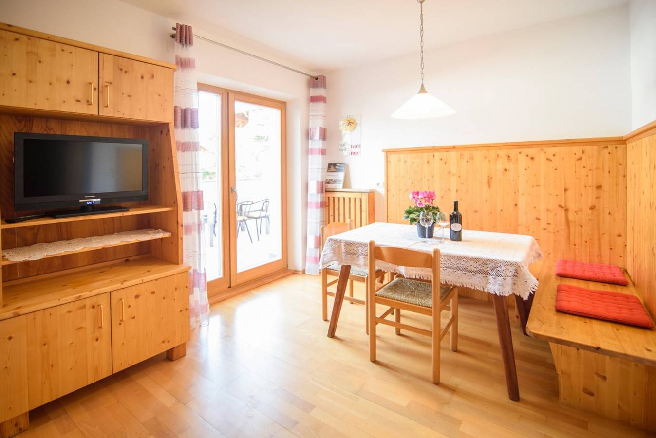 Ganze Wohnung, Ferienwohnung 'Peter Paul Terrasseapp Burgenblick' mit Bergblick und Terrasse in St. Pauls, Eppan an der Weinstraße