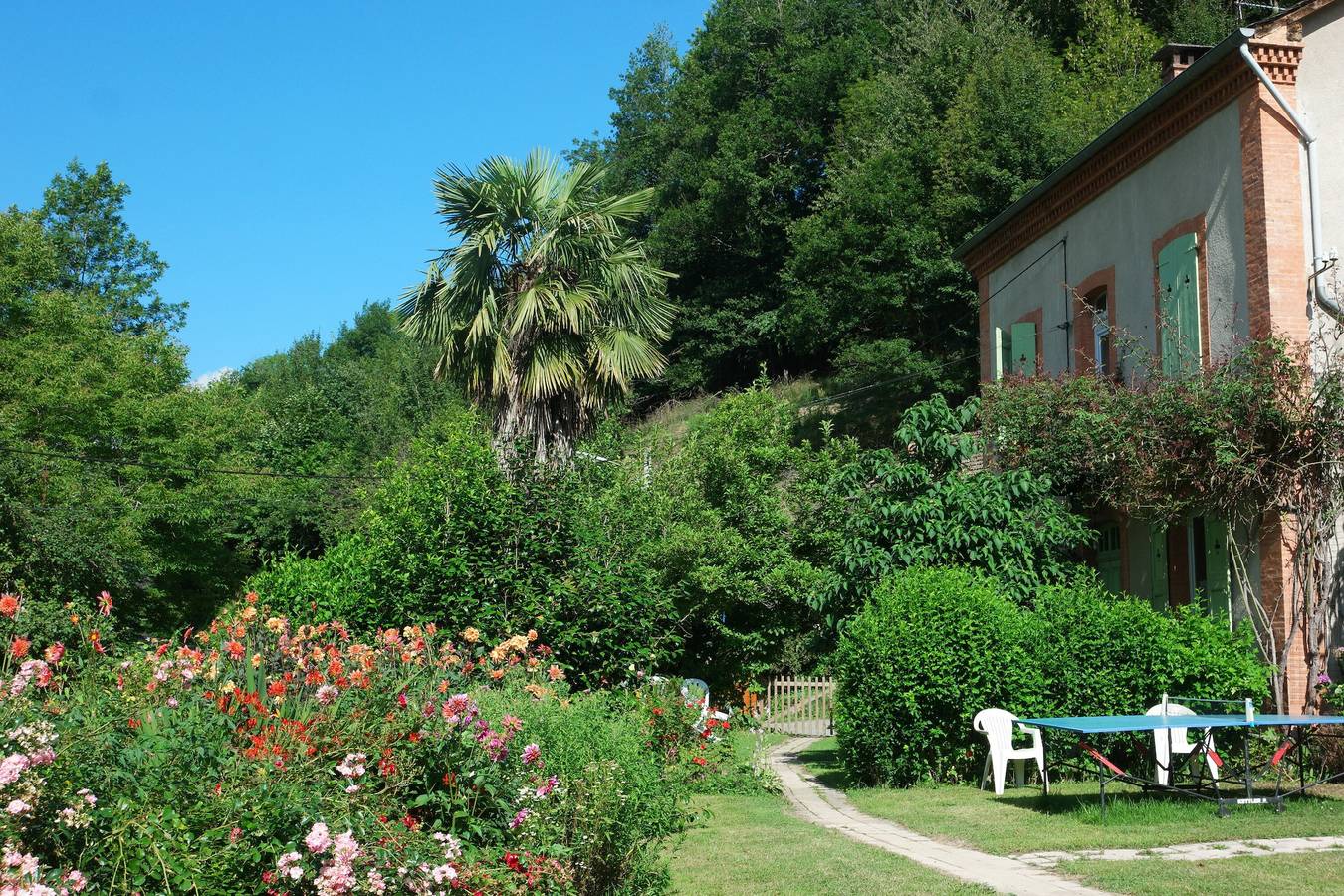 Gîte Decauville – „Im blühenden Garten“ in Bonac-Irazein, Parc naturel régional des Pyrénées ariégeoises