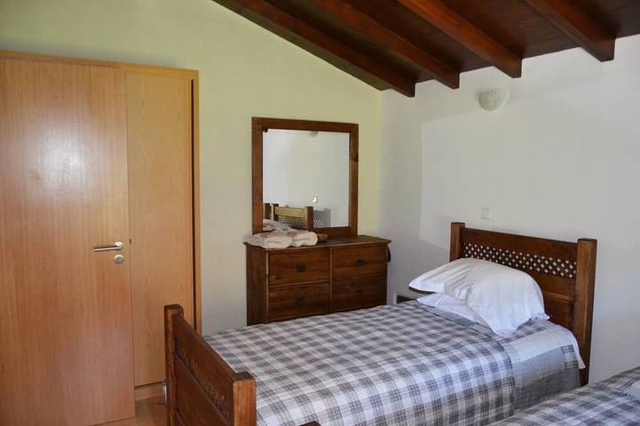 Sleeps 6 people Entire use of house, pool and all facilities. Exclusively yours. in Aldeias de Xisto