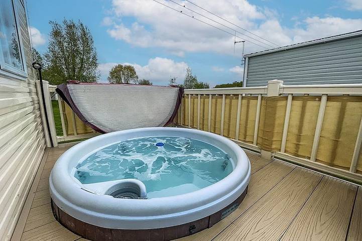 Lodge for 8 people, with hot tub in East Midlands