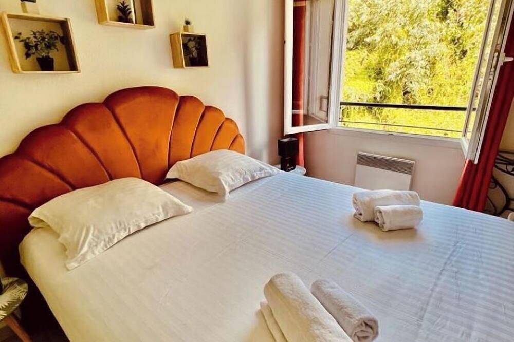 Entire apartment, Le Terracotta T4 Sleeps 6, Air-Conditioned, With Parking Space in Caluire-et-Cuire, Rhône