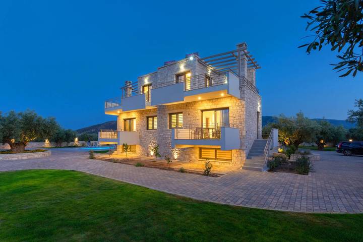 Ferienhaus für 6 Personen, mit Balkon und Terrasse sowie Garten und Pool in Kynouria Nord