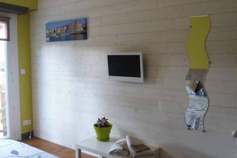 L 'Ancolie des Pyrénées, votre chambre d'hôtes avec piscine, à Oloron Ste Marie in Bidos, Béarn