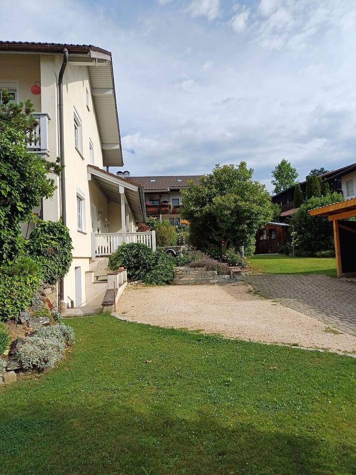 Ganze Ferienwohnung, Ferienwohnung Wenzl - Ferienwohnung bis 3 Personen, 1. sep. Schlafzimmer, Südbalkon mit Bergblick in Schnaitsee, Landkreis Traunstein