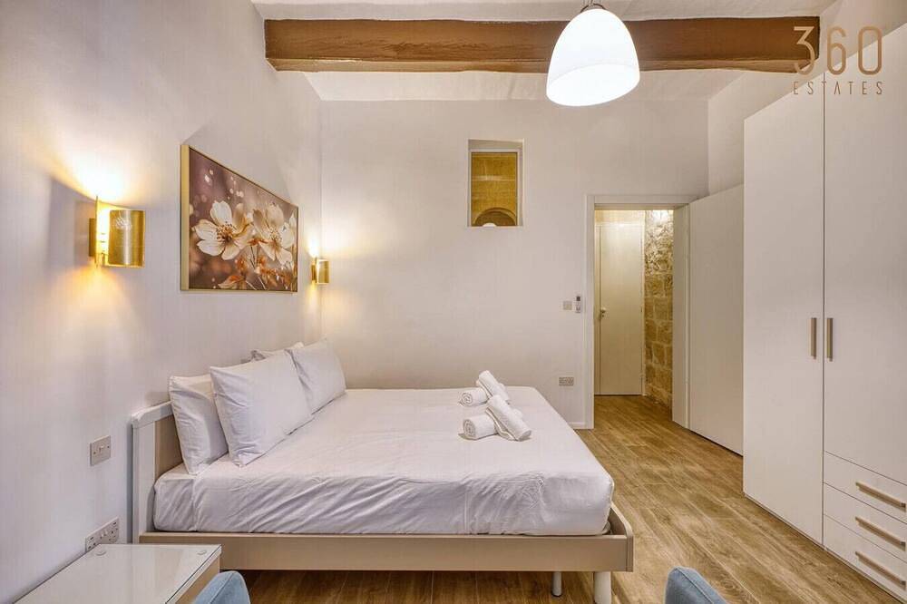 Stylish Townhouse w/Balcony next to Waterfront in Cospicua, Insel Malta