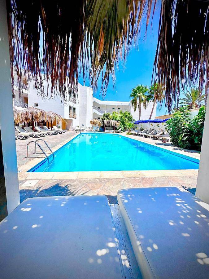 Location de vacances pour 3 personnes, avec sauna et piscine ainsi que bassin pour enfant et jardin dans Oróklini