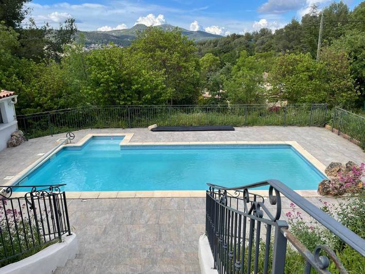 Cottage pour 2 personnes, avec terrasse ainsi que piscine et jardin à Auriol
