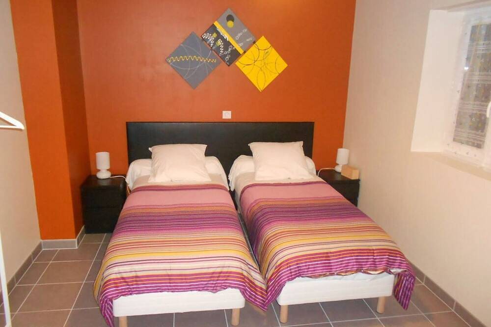 Chambre confortable avec salle d'eau privative, cuisine et salon communs, petit-déjeuner inclus. in Neuvy-Saint-Sépulchre, Région de La Châtre