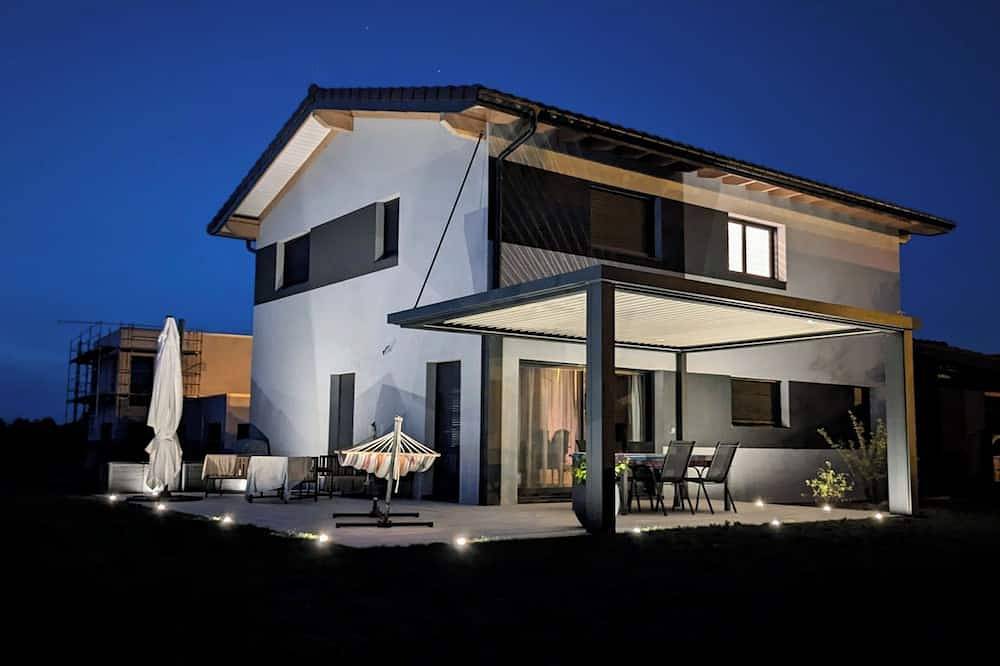 House near the lake and at the foot of the mountains in Anthy-sur-Léman, Thonon-les-Bains region