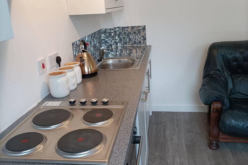 Entire apartment, Spacious one bedroom & Living Room family apartment - non smoker in Wakefield, West Yorkshire