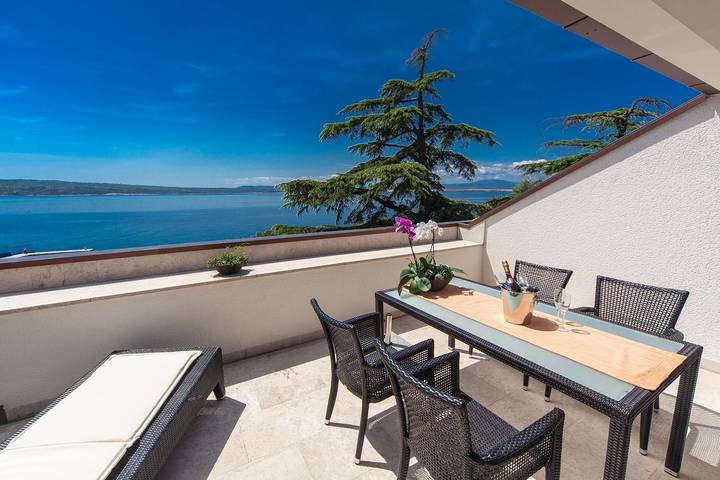 Ganze Wohnung, Atemberaubendes Penthouse direkt am Meer mit Meerblick, 2 Bikes, Fussbodenheizung, Privatparkplatz in Crni molo, Crikvenica