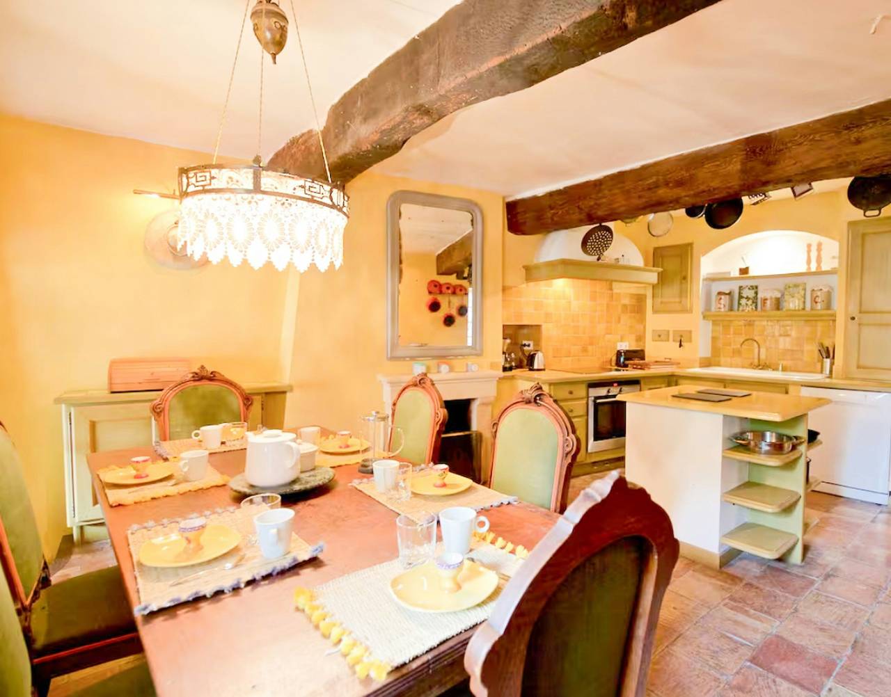 Stone house within castle ramparts in Goult in Goult, Parc naturel régional du Luberon