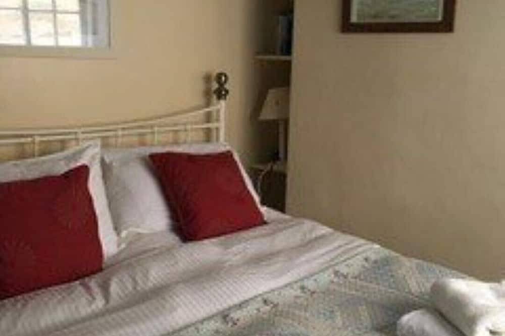 Endways Cottage 18th Century Cottage. Sleeps 6 in 3 bedrooms with 2 bathrooms. in Robin Hood's Bay, North York Moors National Park