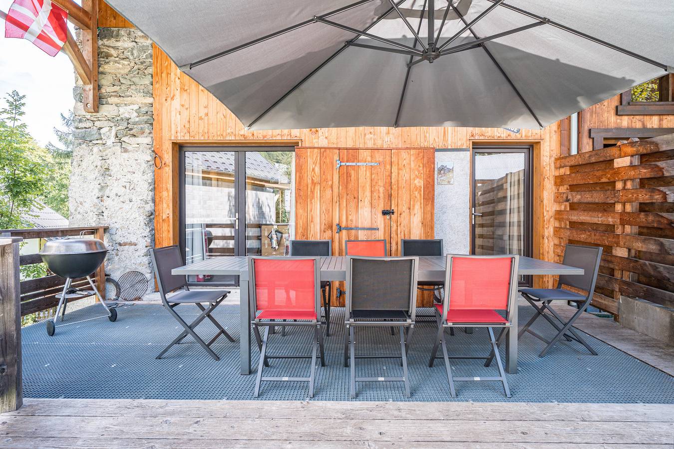 Apartamento entero, Apartamento 'Breizh Chalet - 14 Personnes' con vistas a la montaña, terraza privada y Wi-Fi in Saint-Colomban-des-Villards, Región de Saint-Jean-de-Maurienne