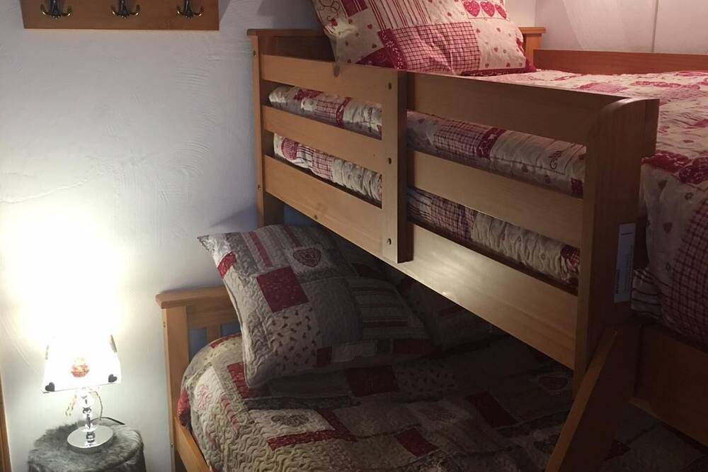 Entire apartment, Les Arcs - Arc 2000 - Apartment With Pool In Chalet - 3 Rooms - Skis On Foot in Les Arcs, Bourg-Saint-Maurice