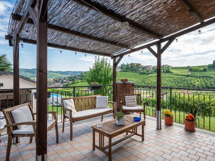 Location de vacances pour 6 personnes, avec jardin ainsi que terrasse et vue à Neive