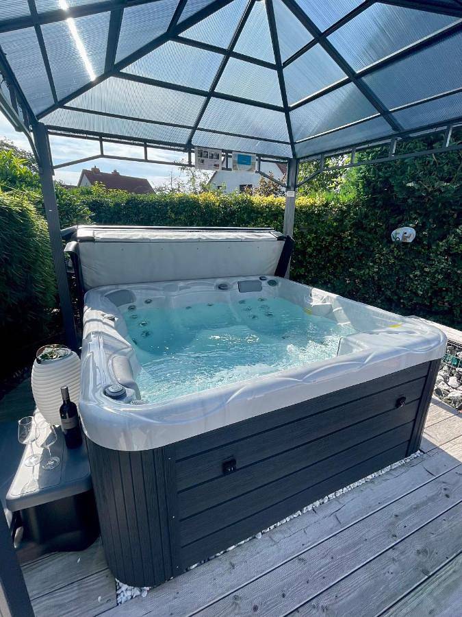 Ferienwohnung für 2 Personen, mit Terrasse und Whirlpool sowie Garten und Pool in Braunfels - 2