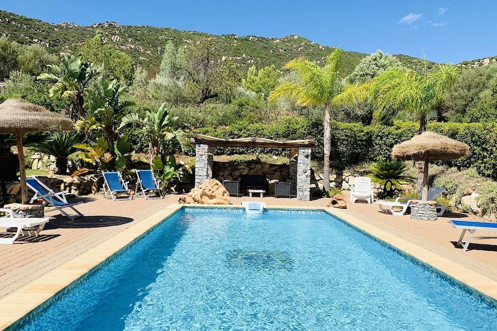 Stunning villa with a pool and a beautiful garden!! in Solanas, Comune di Sìnnia