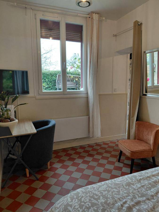 Appartement entier, One-Bedroom Apartment in Méry-sur-Oise, Val-d'Oise