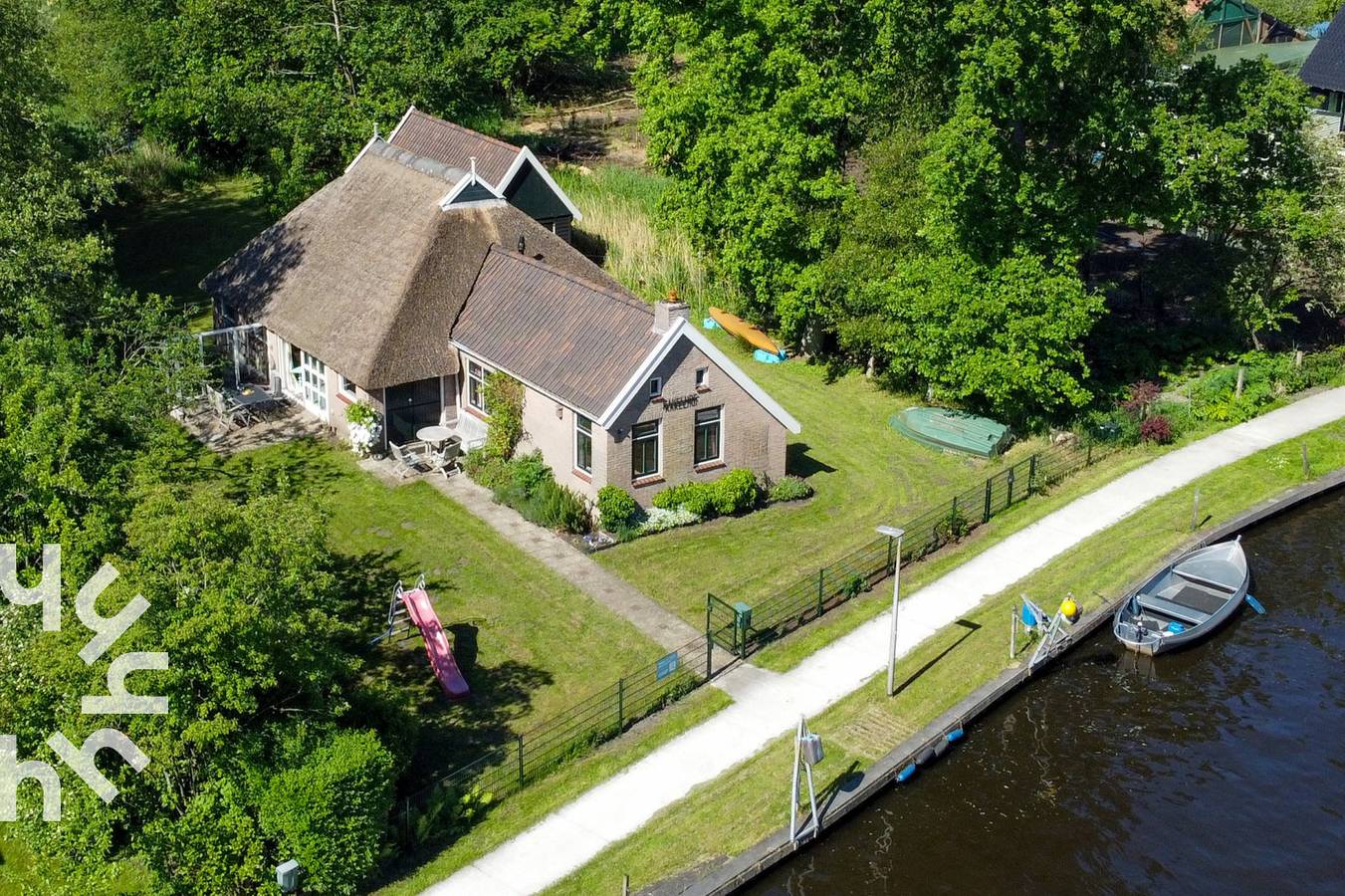 6 persons holiday home with enclosed garden by the water in Kalenberg in National Park Weerribben-Wieden