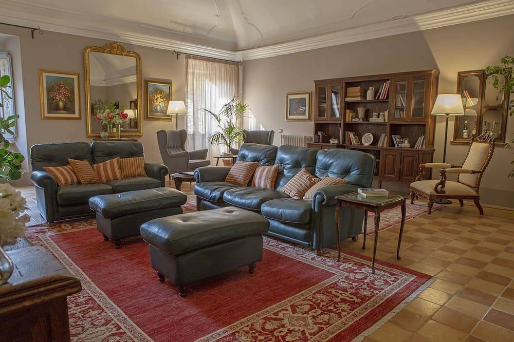 Ancient noble country villa with a pool belonging to the Coletti family in San Severino Marche, Macerata Province