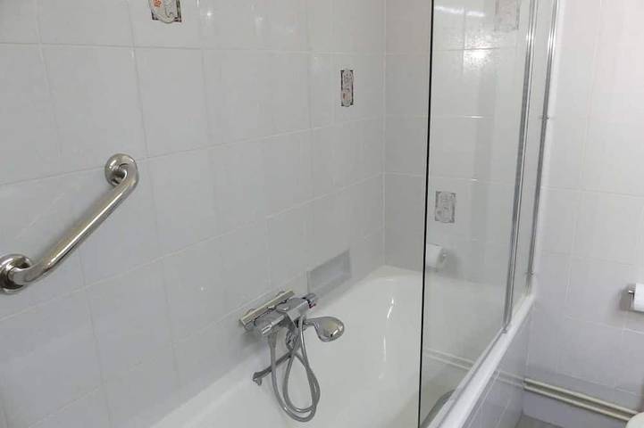 Entire apartment, Le 130 - 1 bedroom - Wifi - near Parc Thermal - 2 people in Châtel-Guyon, Volcans d'Auvergne Regional Nature Park