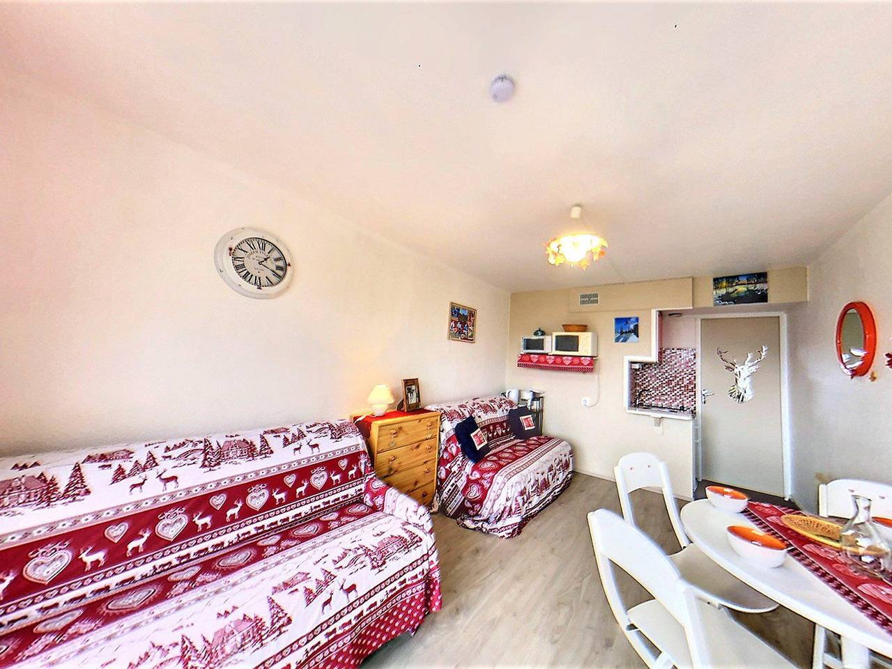 Studio entier, Studio confortable au pied des pistes avec balcon et Wifi gratuit in Le Corbier, Villarembert
