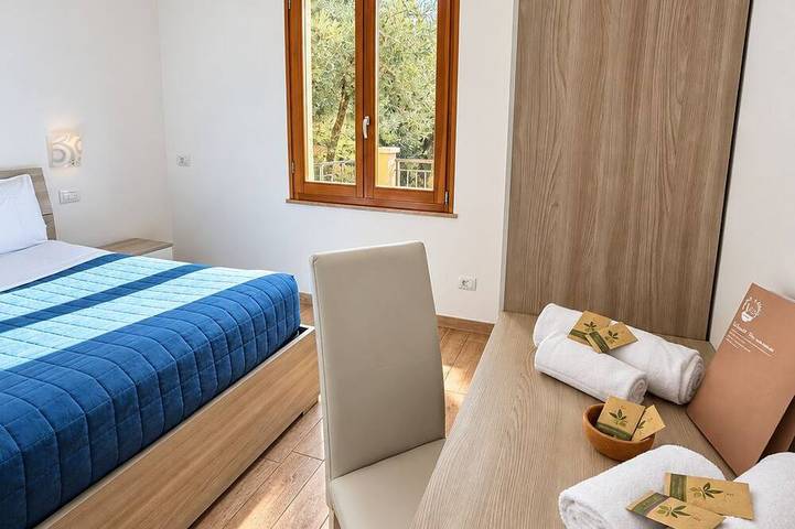 Ganze Wohnung, Dreizimmerwohnung mit zwei Balkonen und Blick auf den Gardasee in Torri del Benaco, Gardasee-Berge