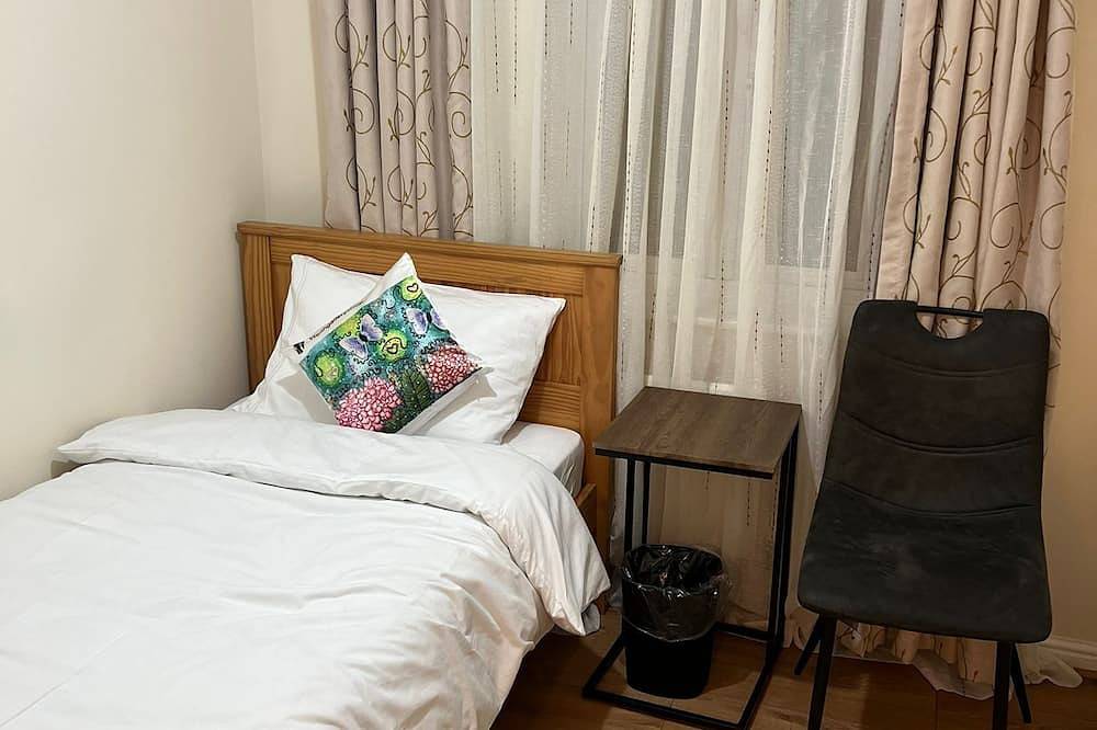 Oxford four beds family and pets friendly home with driveway parking in Oxford, Oxfordshire