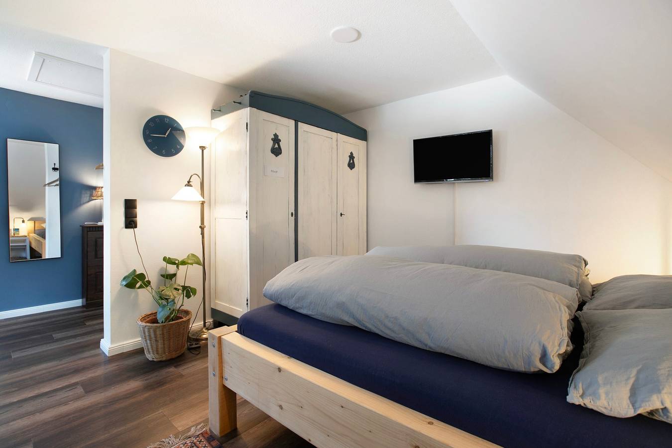 Entire studio, 'Holiday Apartment Lillesoster' with Shared Terrace, Garden and Wi-Fi, Ideal for Dogs in Olderup, Eider-Treene-Sorge