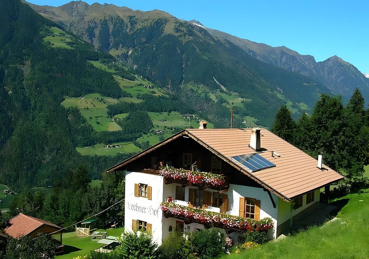 Ganze Wohnung, Apartment „Lechnerhof Appartement Enzian“ mit Bergblick, privater Terrasse & Wlan in Schenna, Passeiertal