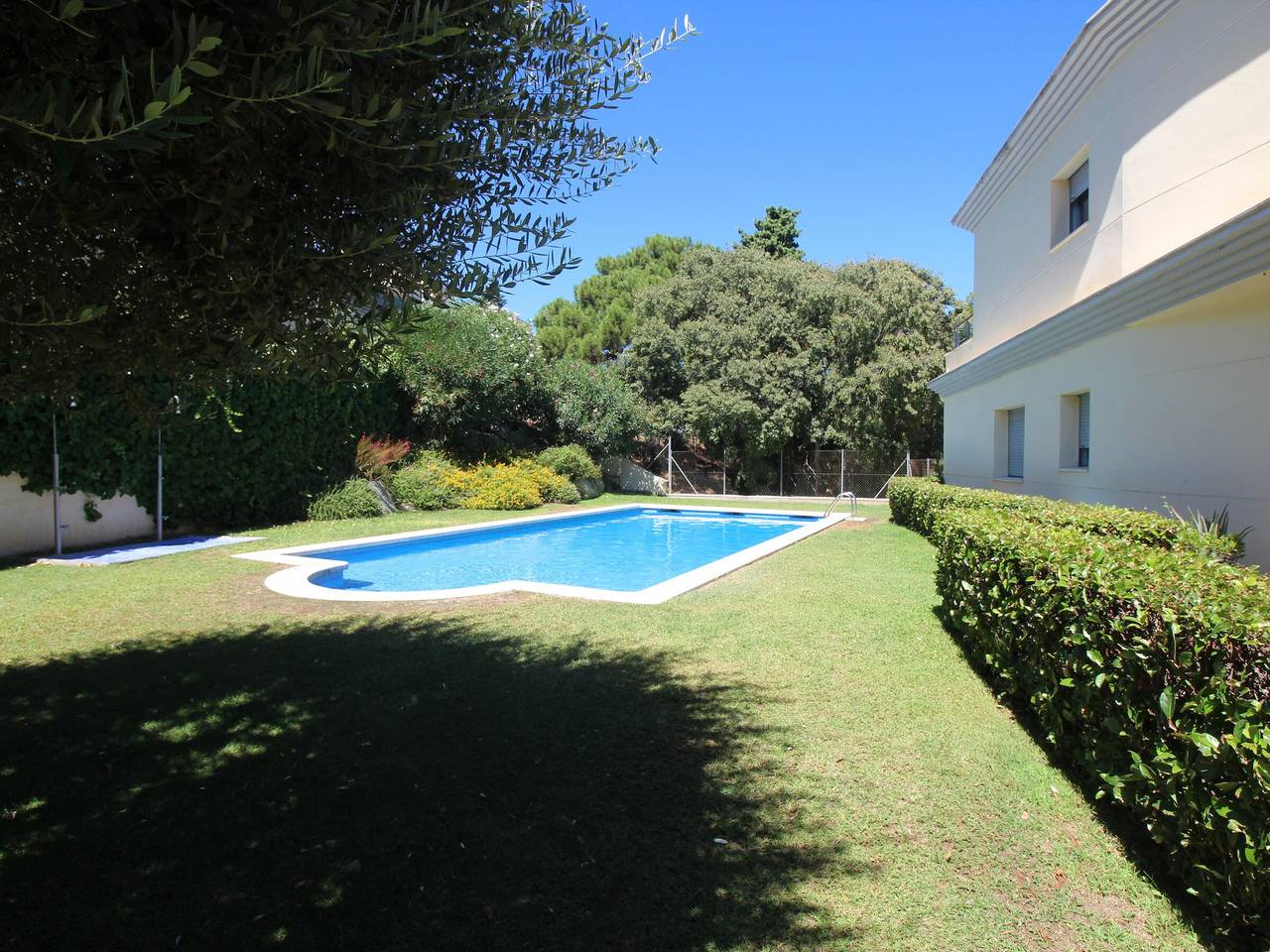 Apartamento entero, Moderno apartamento con piscina, jardín, cerca de la playa, ciudad y rutas de senderismo in Llansá, Alt Empordà