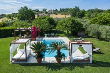 Cottage pour 11 personnes, avec vue ainsi que jardin et piscine à Serrungarina