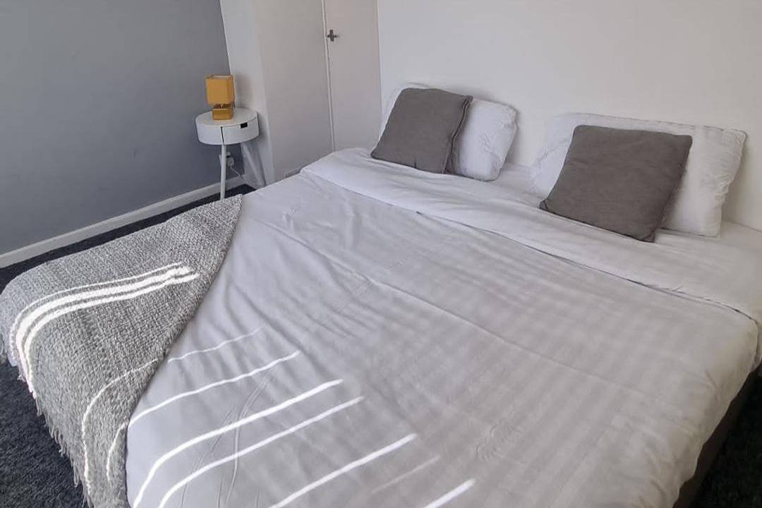 Doncaster-House-Sleeps8-Parking-Garden in South Yorkshire