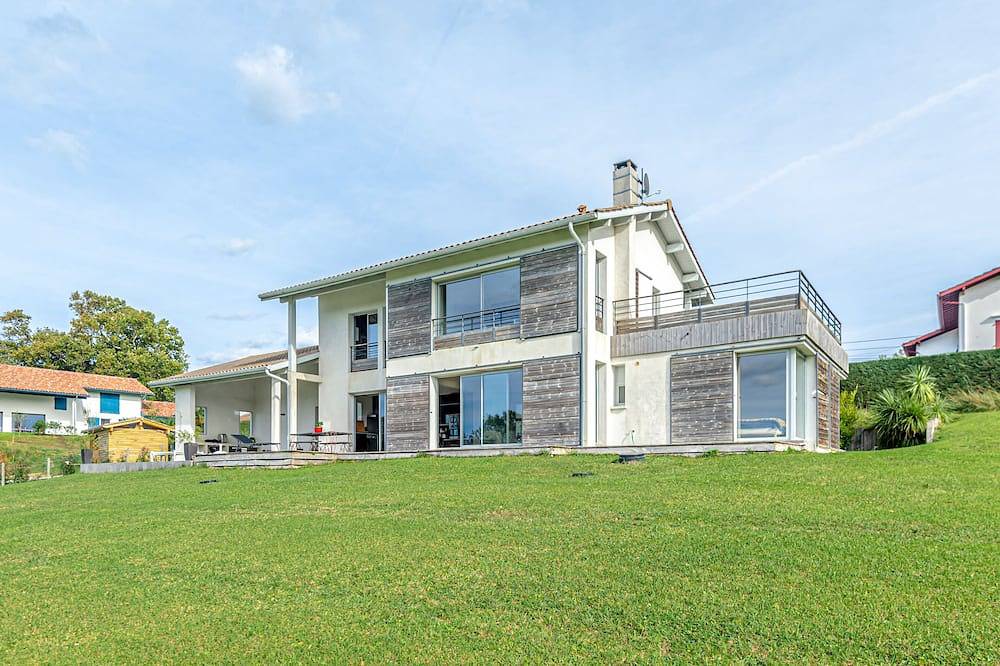 House near Biarritz. Arcangues golf course 2.5km away. in Arcangues, Bayonne region