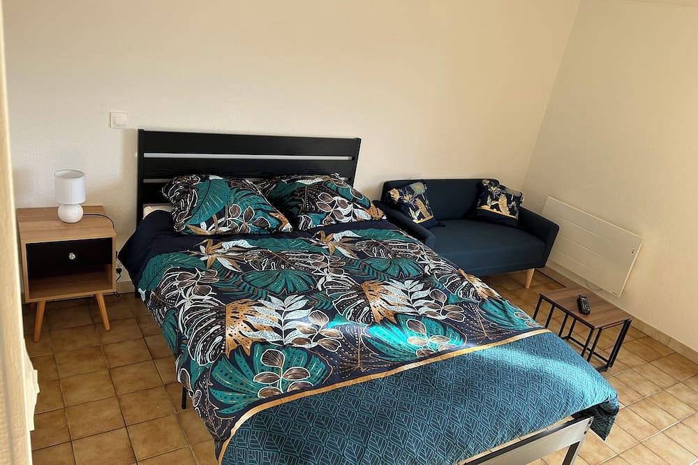 Ganze Wohnung, Studio Apartment Facing the Courtyard with a View of the Charlemont Citadel - Le Vale in Givet, Regionaler Naturpark Ardennen