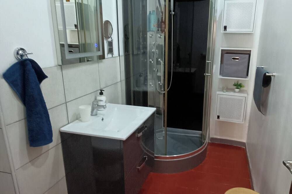 Bright, cozy little house on a quiet cul-de-sac in the village center in Puisserguier, Béziers region