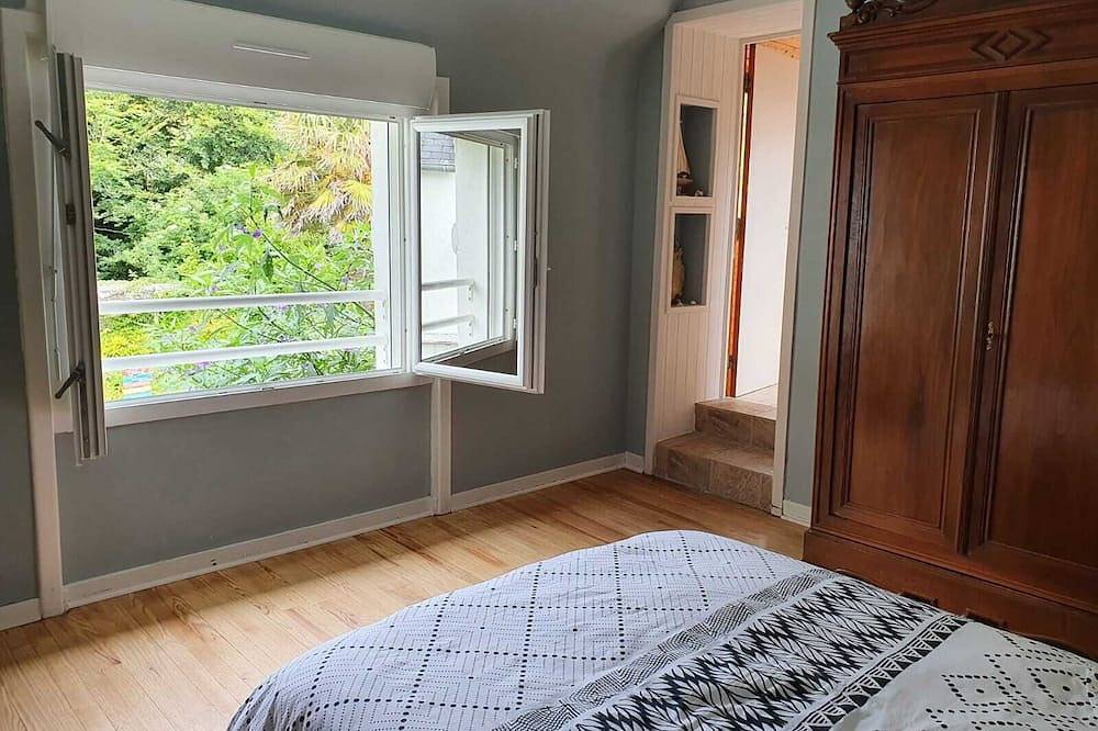 Maison typique pour 4 personnes, jardin clos et fleuri, proche plage in Treffiagat, Côte de Cornouaille