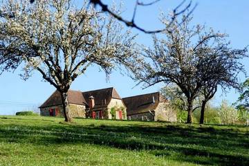 Gîte pour 4 personnes, avec jardin et jacuzzi à Plazac