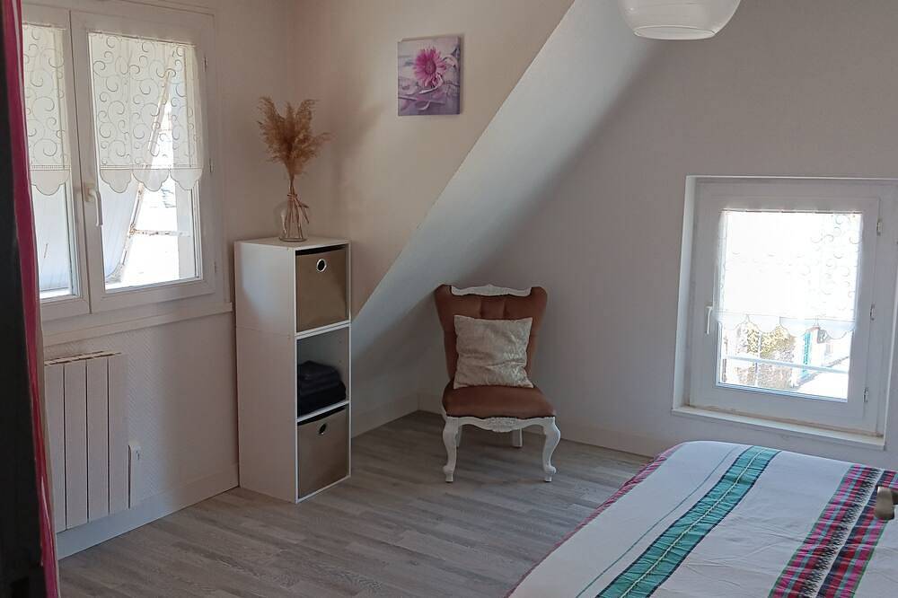 Small house in the historic Ste Croix district in Josselin, Pontivy region