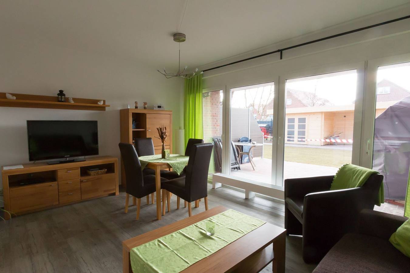 Ganze Wohnung, Dat Ferienhus Norddeich: Moderne Eg-Wohnung mit Terrasse und Gemeinschaftsgarten in Norddeich, Norden und Umgebung