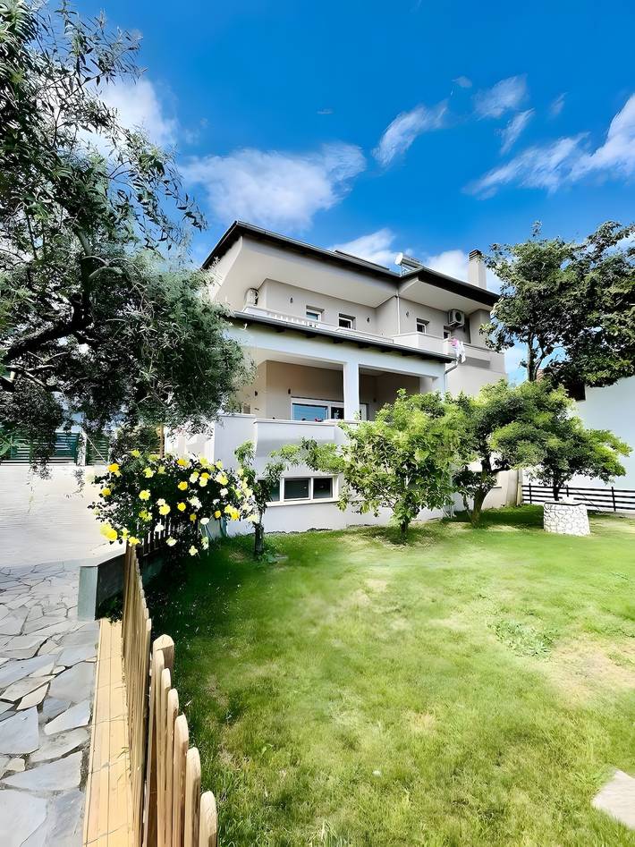 Villa Violetta: Casa de campo con vistas a la montaña, balcón privado y jardín in Eleftheroupoli, Kavala region