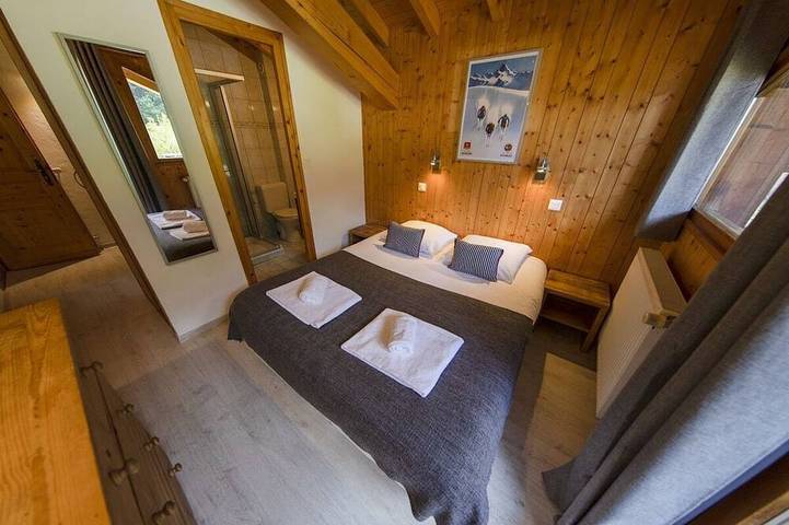 Direct access to Avoriaz. 500m from Prodain's Telecabine. Ski back into chalet.<br>4 bedrooms + 4 bathrooms + Jacuzzi & open fire. in Morzine, Les Portes du Soleil