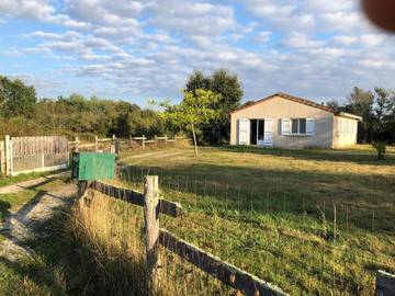 Gîte pour 4 personnes, avec terrasse et vue à Issac