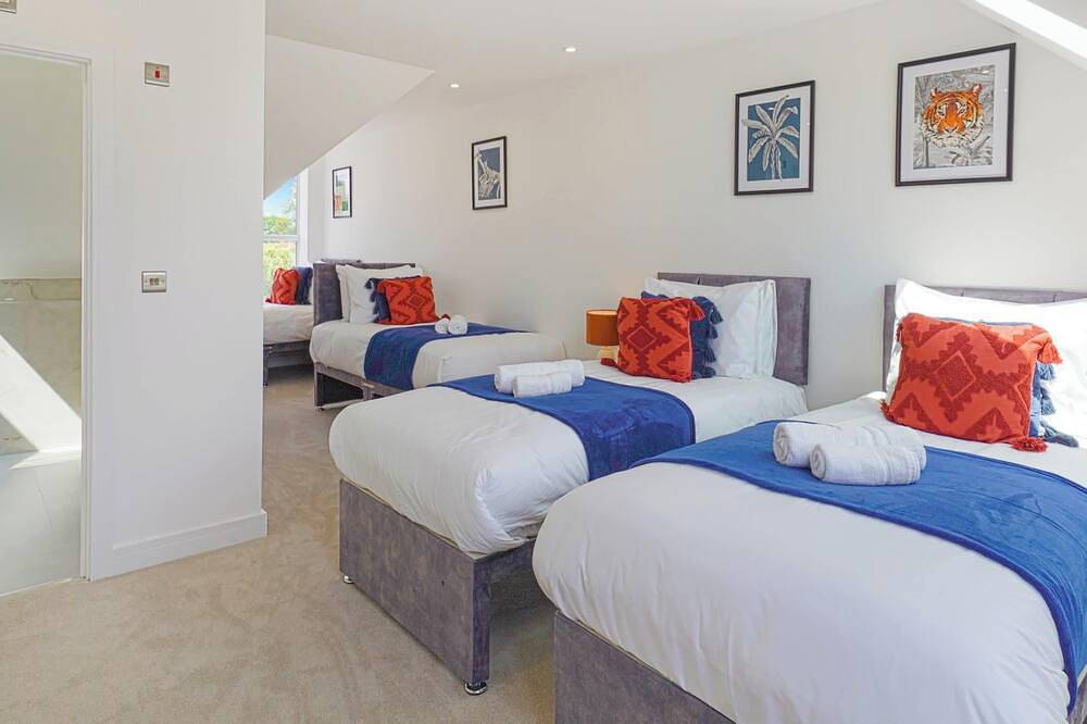 Huge House, Contractors/Families, 2X Free Parking in Rushmoor, Hampshire