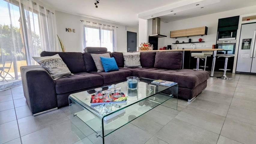 Location de vacances pour 7 personnes, avec Terrasse ainsi que Jardin et Vue à Saint-Hilaire-du-Rosier