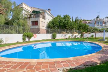 Ferienwohnung für 6 Personen, mit Garten und Seeblick sowie Balkon in Nerja